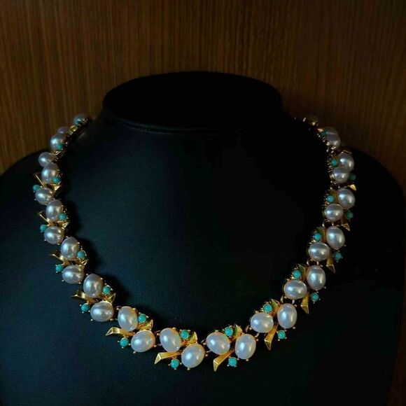 Vintage Style Pearl Jewelry Set Shell Pearl Necklace, Earrings Bracelet. NWOT - Picture 3 of 3